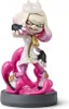 A figurine of the character Pearl from the video game Splatoon, standing on a grey base with pink ink-like effects. Produktbild-Vorschau