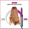 A split image showing the 'before' and 'after' effect of a hair dryer and styler on a person's hair, with the product itself displayed on the right. Produktbild-Vorschau