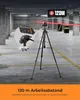 A laser distance meter mounted on a tripod in a parking garage, with a close-up inset showing the device and its mounting bracket. Produktbild-Vorschau