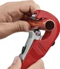 A person's hands are using a red pipe cutter to cut a copper pipe. Produktbild-Vorschau