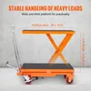 An orange and black hydraulic scissor lift table is shown against a concrete wall background. Text overlays describe its features and specifications. Voir les images du produit