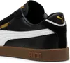A close-up view of the heel and side of a black Puma sneaker with a white stripe and a brown sole. Voir les images du produit