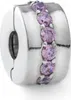 A close-up studio shot of a Pandora jewelry charm. Anteprima dell’immagine prodotto