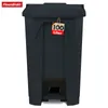 A dark gray pedal bin is shown against a white background. It has a red and white tag attached to it that says '100 Liter'. Náhled obrázku produktu