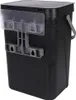 A black hanging trash can with a lid and a gray mounting bracket is shown against a white background. Voir les images du produit