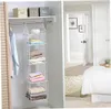 Weißer Metall-Gitter-Kleiderschrank-Organizer mit fünf Ablagen, die gefaltete Kleidung und einen Hut halten, in einem Kleiderschrank Anteprima dell’immagine prodotto