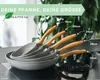 A stack of grey frying pans with wooden handles, with size labels pointing to each pan. Produktbild-Vorschau