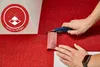 Rote Teppichfliesen verlegt auf weißem Untergrund, leicht zuschneidbar mit einem Cuttermesser Produktbild-Vorschau