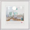A bright, modern home office or living space with a desk, chair, and sofa. Voir les images du produit
