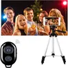 A group of friends celebrating, with a smartphone on a tripod and a remote control in the foreground. Anteprima dell’immagine prodotto