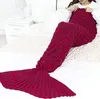 A person is lying on a bed, wrapped in a red mermaid tail blanket. Anteprima dell’immagine prodotto