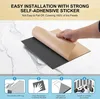 A hand peeling the backing off a black acoustic panel, with instructional diagrams below showing installation steps. Produktbild-Vorschau