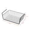 A black wire storage basket with dimensions indicated by text overlays and arrows. Voir les images du produit