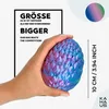 A hand holding a colorful, textured egg-shaped object, with marketing text and a size indicator. Voir les images du produit