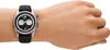 A person's wrist wearing a watch. Voir les images du produit