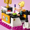 A LEGO Friends character interacting with a talent show stage set. Podgląd zdjęcia produktu