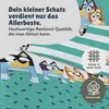 A close-up view of Bluey-themed baby bedding with descriptive text and quality badges. Produktbild-Vorschau