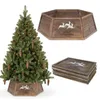 A Christmas tree with pinecones and lights, and a wooden tree collar. Voir les images du produit