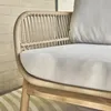 Close-up of a section of an outdoor chair with beige rope weaving and a light gray cushion. Produktbild-Vorschau