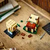 LEGO BrickHeadz figures of Frodo and Gollum are displayed on a wooden surface, surrounded by scattered LEGO bricks and a small sword. Anteprima dell’immagine prodotto