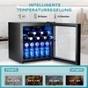 A mini beverage refrigerator with bottles and cans inside, placed on a countertop with kitchen elements in the background. Below the refrigerator, there are temperature range indicators with images of drinks. Produktbild-Vorschau
