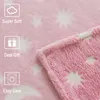 A close-up view of a pink blanket with white stars, featuring marketing icons and text on the left side. Produktbild-Vorschau
