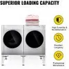 Two white washing machines with black doors are shown side-by-side on white pedestals. A stack of folded pink and white laundry sits on top of the right washing machine. To the right of the machines are three yellow circular icons with text descriptions. Anteprima dell’immagine prodotto
