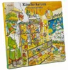 Holz-Adventskalender mit farbenfroher Weihnachtswerkstatt-Illustration, gelb-grünem Rahmen und Räuchermännchen-Figur links, 24 nummierte Türchen mit Spielzeug- und Weihnachtsmotiven. Voir les images du produit
