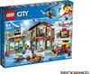 The image shows the packaging of a LEGO City Ski Resort playset, depicting the assembled toy in a snowy environment with various figures and vehicles. Anteprima dell’immagine prodotto