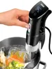 Eine Hand regelt die Temperatur eines Unold Sous Vide Stick Time, der an einem Topf befestigt ist, i Podgląd zdjęcia produktu