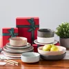Geschirrset ist vor roter Geschenkbox platziert. Produktbild-Vorschau