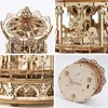 A collage of four close-up images showcasing a wooden 3D puzzle of a carousel. Anteprima dell’immagine prodotto