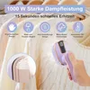A hand holding a purple and gold handheld garment steamer in front of a cream-colored knitted garment. Produktbild-Vorschau
