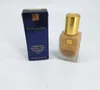 A bottle of Estee Lauder Double Wear foundation and its box are displayed on a white background. Náhled obrázku produktu