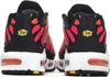 The back view of a pair of Nike TN Air Max Plus sneakers. Voir les images du produit