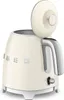 A cream-colored Smeg kettle with the lid open, seen from a slightly elevated side angle. Voir les images du produit