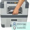 A hand is shown gripping the handle of a portable cooler. Text overlays highlight features. Produktbild-Vorschau