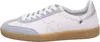 A side view of a single white sneaker with light blue accents and a tan sole. Voir les images du produit