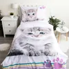 A kitten-themed duvet cover and pillowcase set displayed on a bed. Voir les images du produit