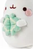 Close-up of a white plush toy with a green clover accessory. Podgląd zdjęcia produktu