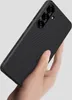 A hand holding a black phone case. Produktbild-Vorschau