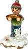 Ein kleines Kind in Winterkleidung hält eine lange Wurst in den Händen während eine Katze und eine Spielzeugmaus auf einem schneebedeckten Sockel daneben sitzen Produktbild-Vorschau
