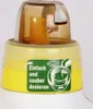 Close-up of the top of a yellow bottle with a brown dispenser and a green label. Náhled obrázku produktu