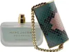 Luxuriöser Flakon von Marc Jacobs Decadence Eau So Decadent ohne Deckel, goldener Sprühkopf sichtbar, Deckel mit Kette daneben platziert. Produktbild-Vorschau