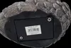 The underside of a decorative item, likely an urn, showing a label with product information. Anteprima dell’immagine prodotto