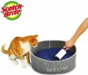 An orange and white cat is looking at a lint roller being used in a cat bed. The Scotch-Brite logo is in the top left corner. Anteprima dell’immagine prodotto