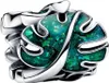 A close-up studio shot of a green monstera leaf charm. Podgląd zdjęcia produktu