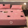 Rosa gesteppte Matratzenauflage mit schwarz-weißen Herzmustern auf einem Bett mit passenden Kissen Náhled obrázku produktu