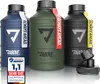 Three water bottles in different colors are displayed on a white background, with a detached cap in the foreground. Anteprima dell’immagine prodotto
