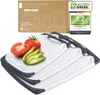 A set of three cutting boards with a tomato and avocado on top, with packaging and a quality seal in the background. Anteprima dell’immagine prodotto